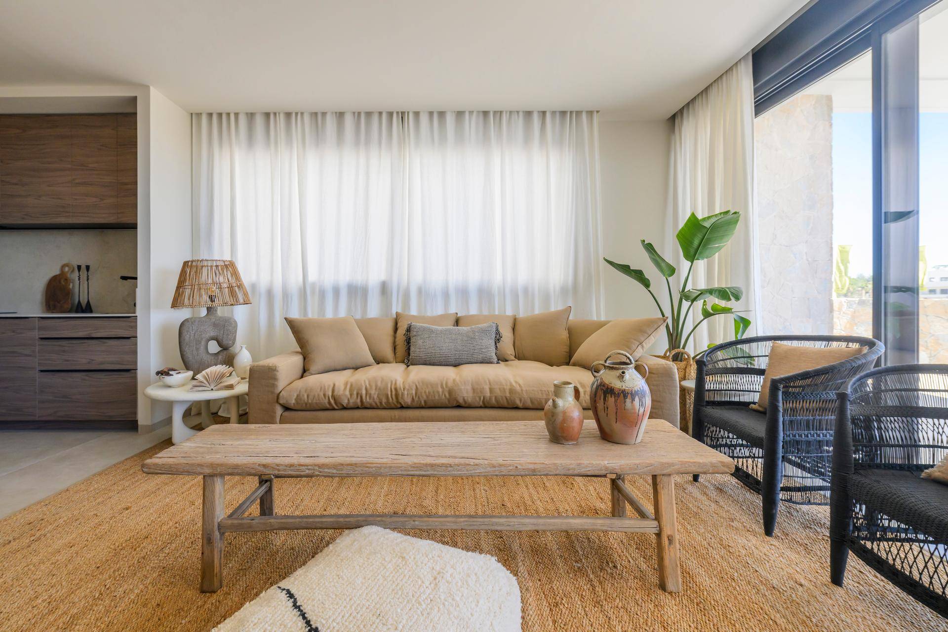 Helles Schlafzimmer mit großem Bett, elegantem Kopfteil und integrierten Kleiderschränken für viel Stauraum.