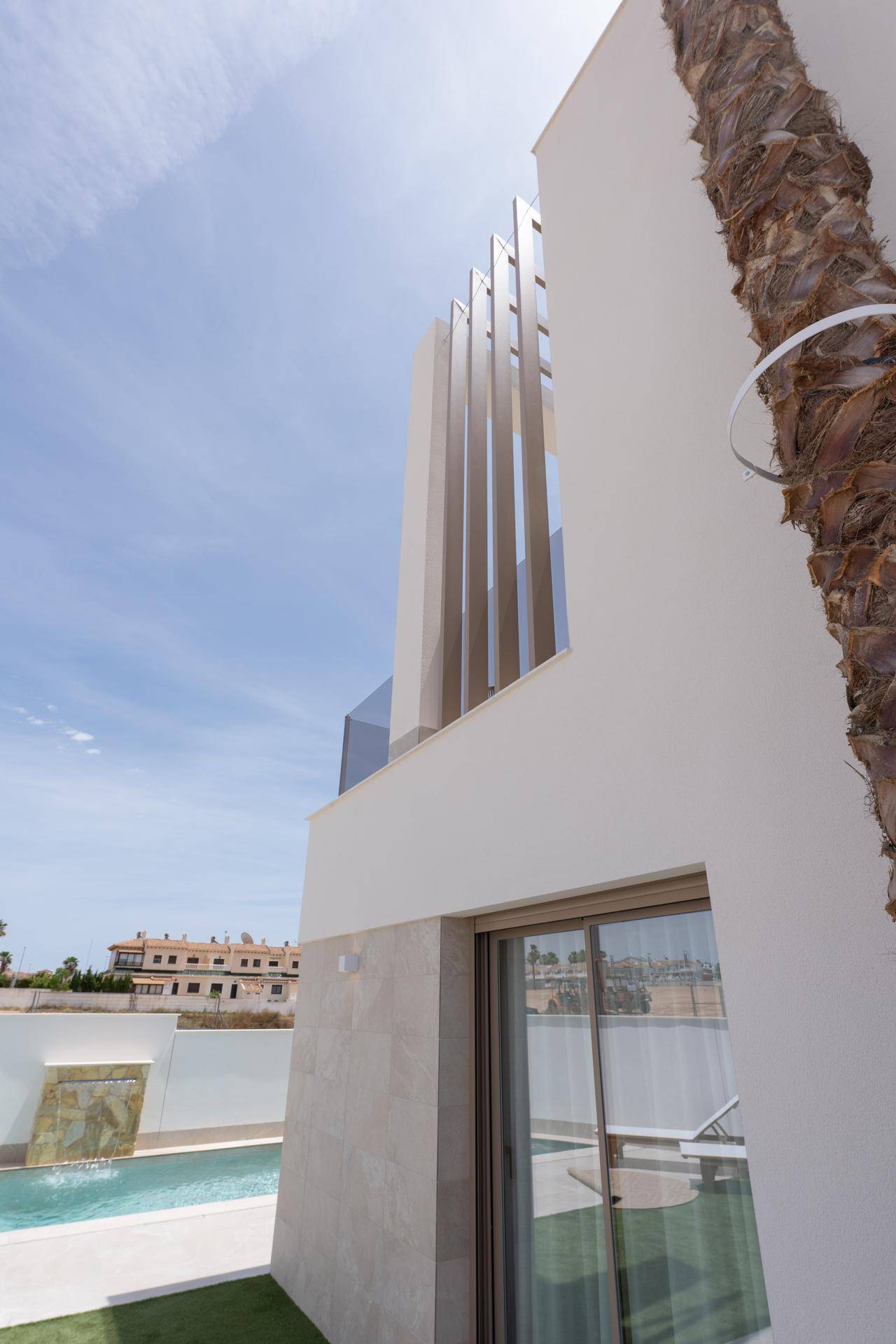 Architektonisches Detail einer modernen Villa mit vertikalen Lamellen und klaren Linien.
