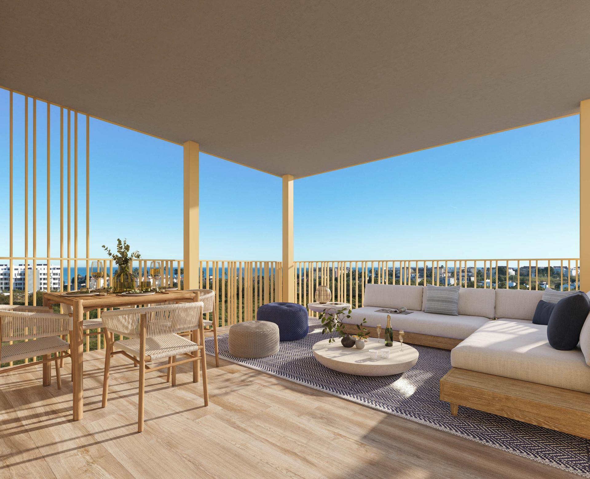 Großer Balkon mit Ess- und Lounge-Bereich, Holzboden und Meerblick.