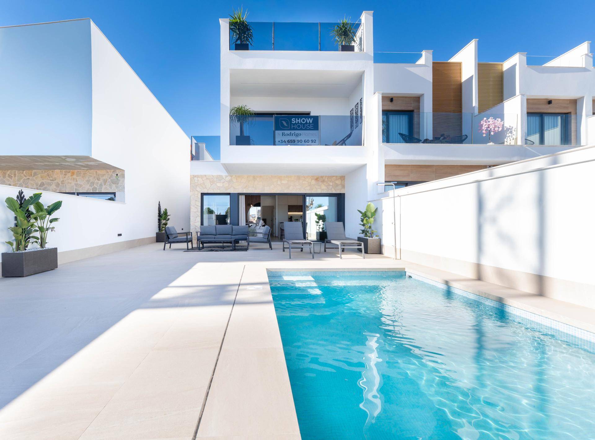 Moderne Villa mit privatem Pool und großzügiger Terrasse, ideal für Entspannung im Freien.