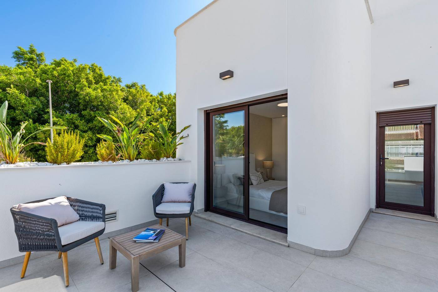 Geräumiger Balkon mit Sitzgelegenheiten und direktem Zugang zum Schlafzimmer.