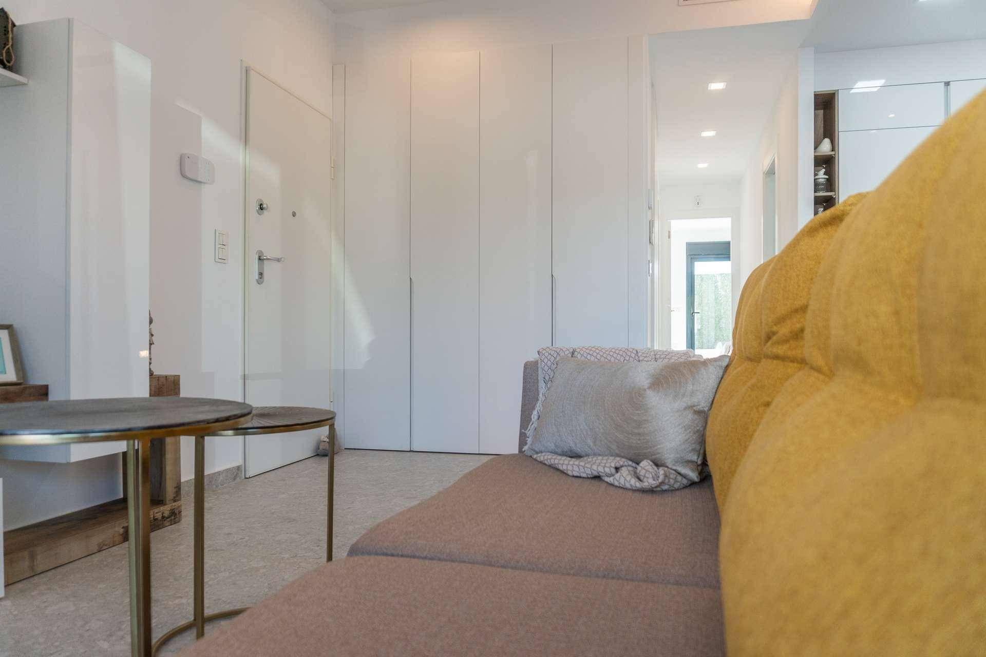 Heller Flur mit Einbauschränken und Zugang zu den Wohnbereichen.