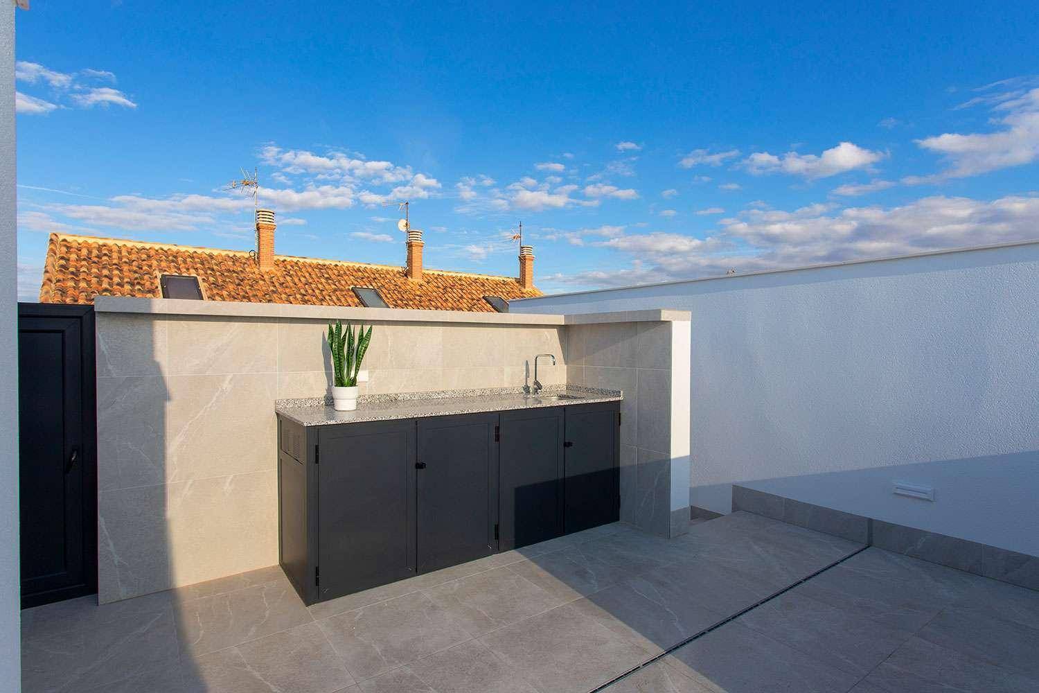 Praktische Außenküche auf der Dachterrasse mit Spüle und Stauraum, ideal für gesellige Abende.