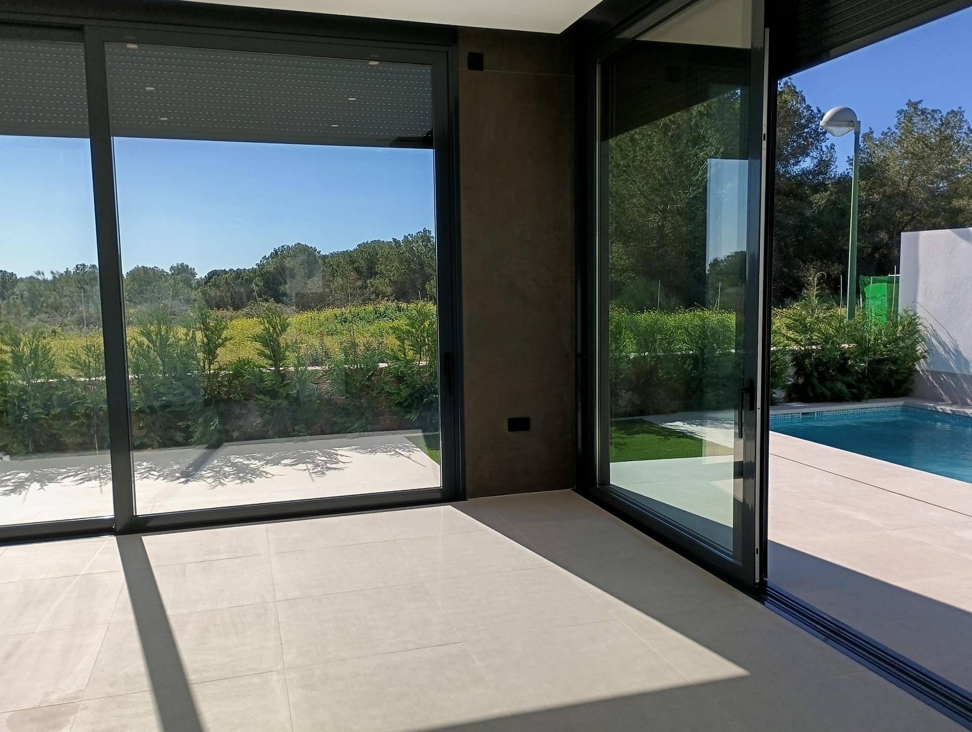 Detaillierter Grundriss der Villa mit Außenbereich, Pool und mehreren Schlafzimmern.