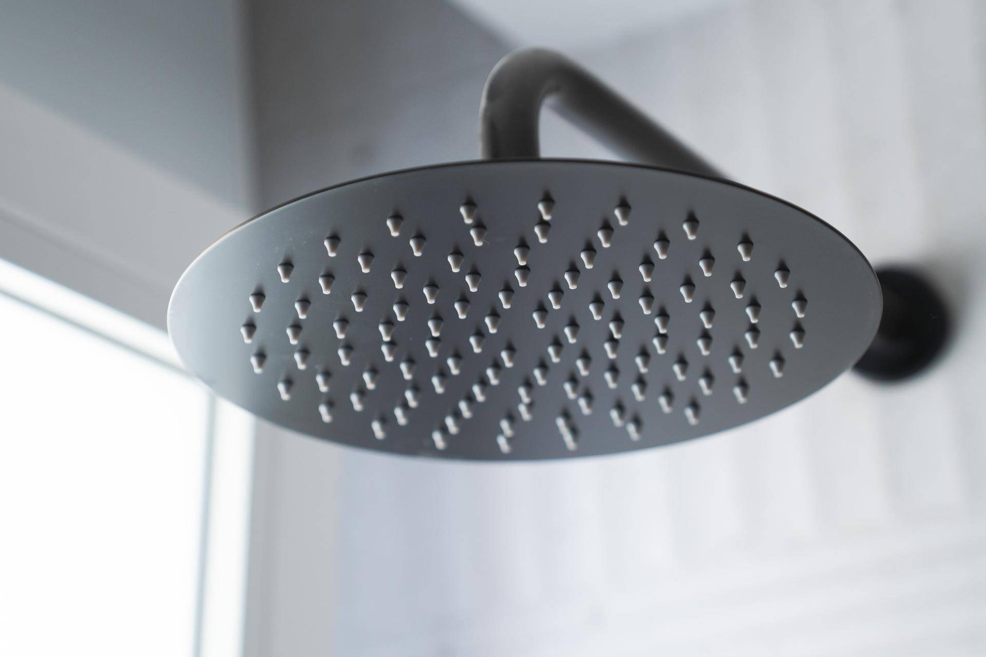 Moderne schwarze Regendusche für ein luxuriöses Duscherlebnis im Badezimmer.