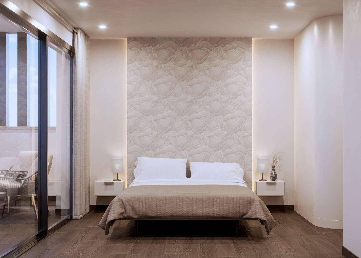 Helles Schlafzimmer mit Zugang zu einem Balkon und dekorativer Wandgestaltung.