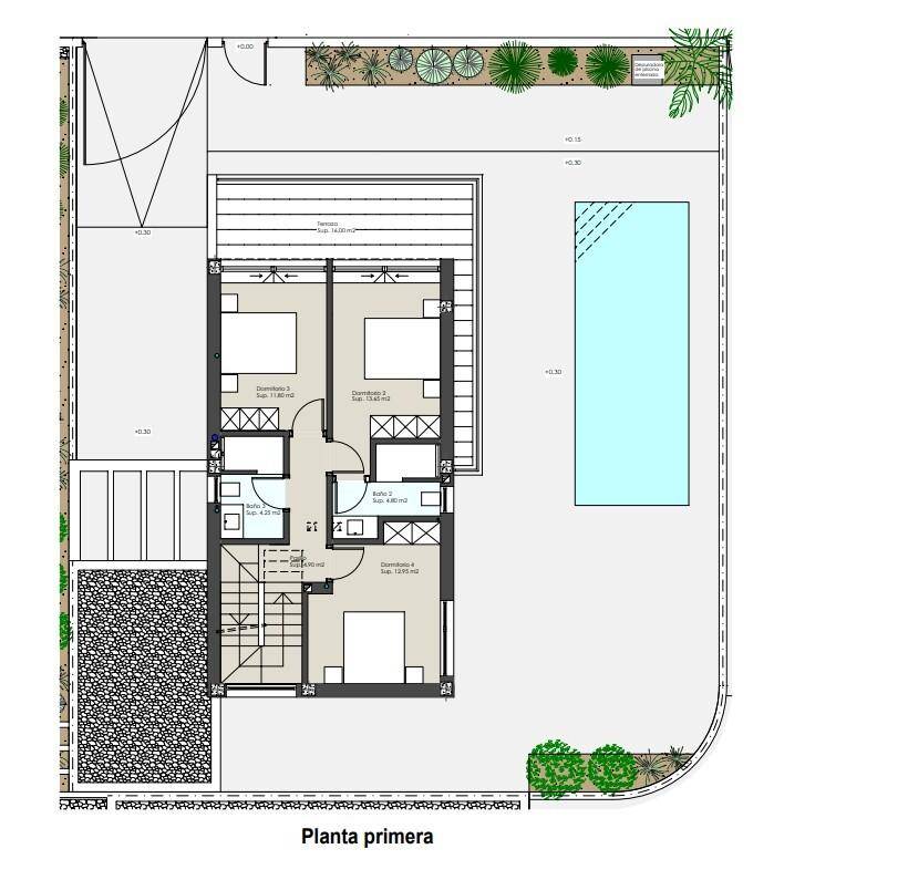 Grundriss der ersten Etage mit drei Schlafzimmern, Bädern, Balkon und Zugang zum Garten mit Pool.