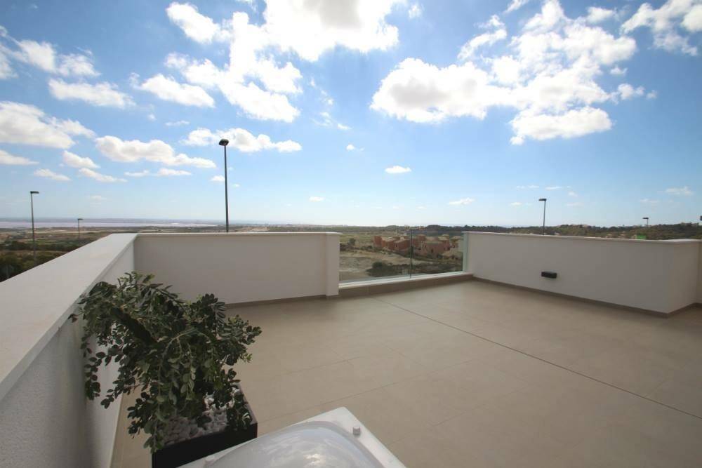 Geräumige Dachterrasse mit weitem Blick auf die Landschaft und den Horizont.