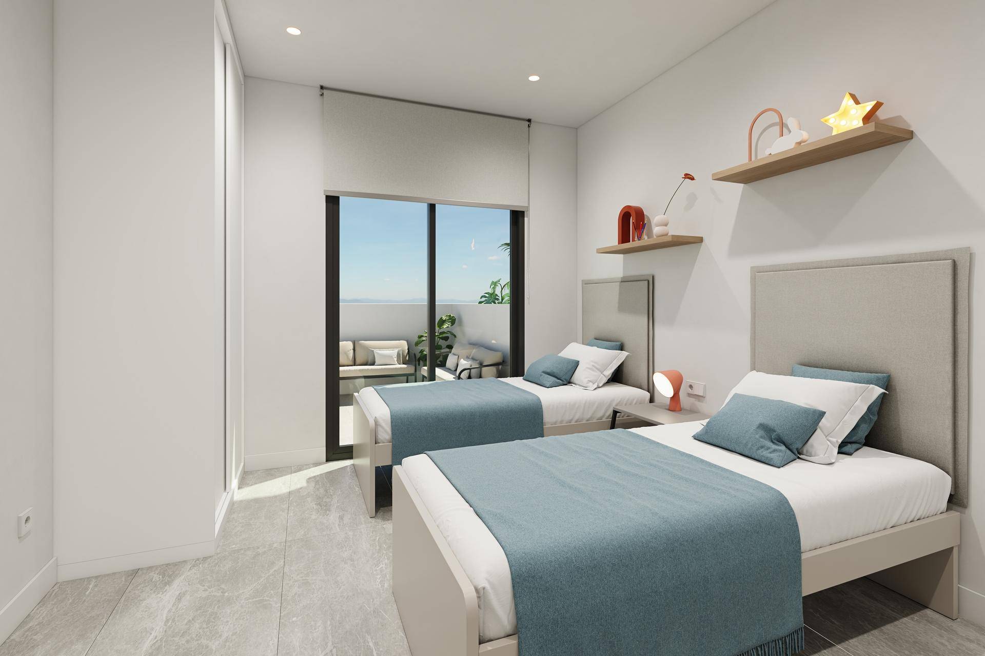 Helles Schlafzimmer mit zwei Einzelbetten, Fliesenboden und Zugang zu einem möblierten Balkon.