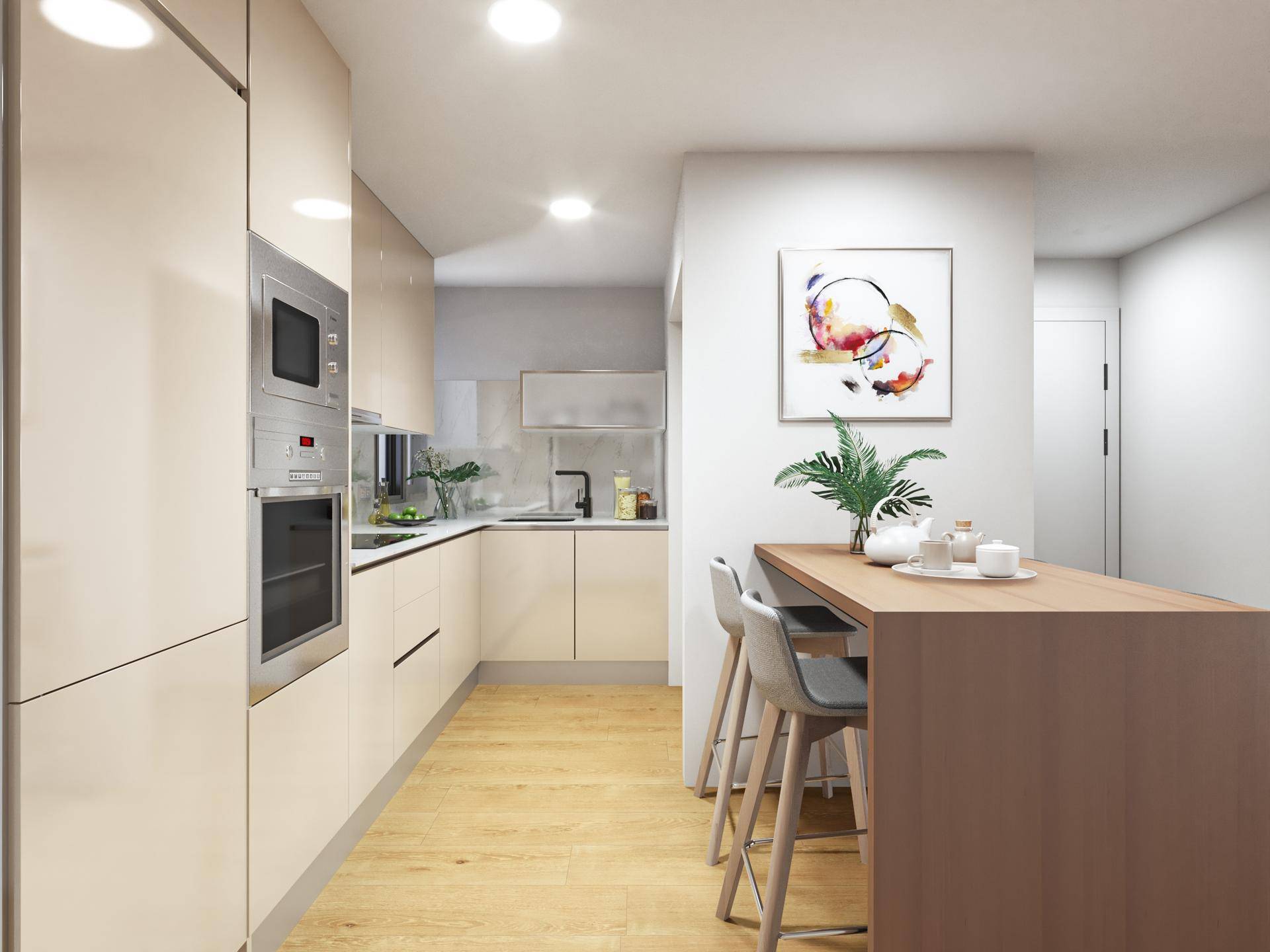 Moderne Küche mit beigefarbenen Hochglanzfronten, integrierten Geräten und einer Frühstücksbar.