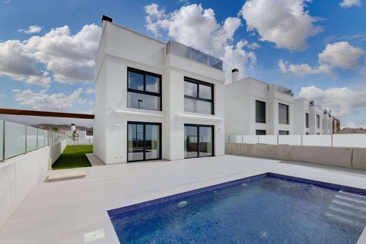 Zeitgenössische Villa mit privatem Schwimmbad und heller Terrasse unter sonnigem Himmel.