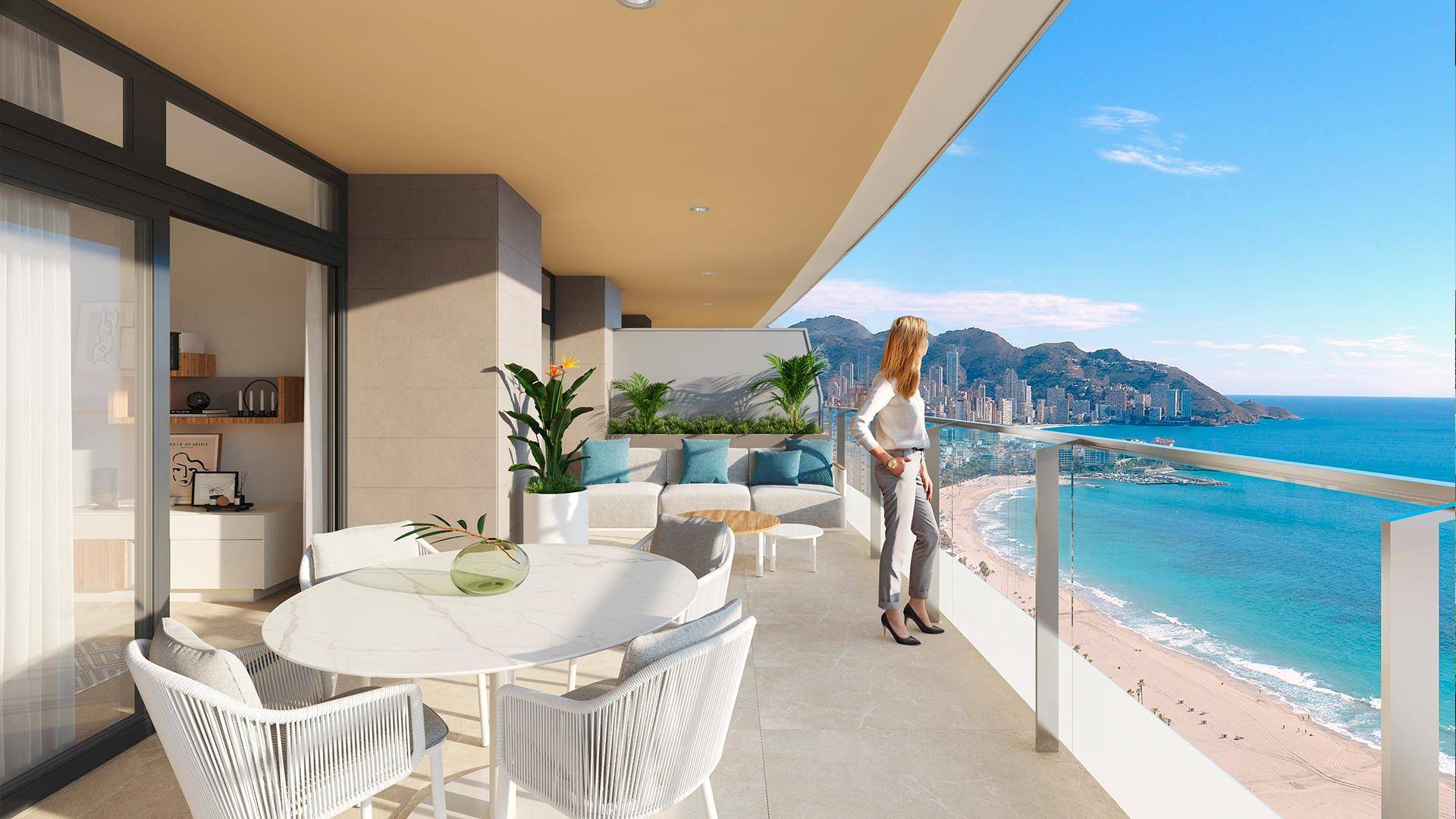 Geräumiger Balkon mit Meerblick, ausgestattet mit Esstisch und Lounge-Möbeln.