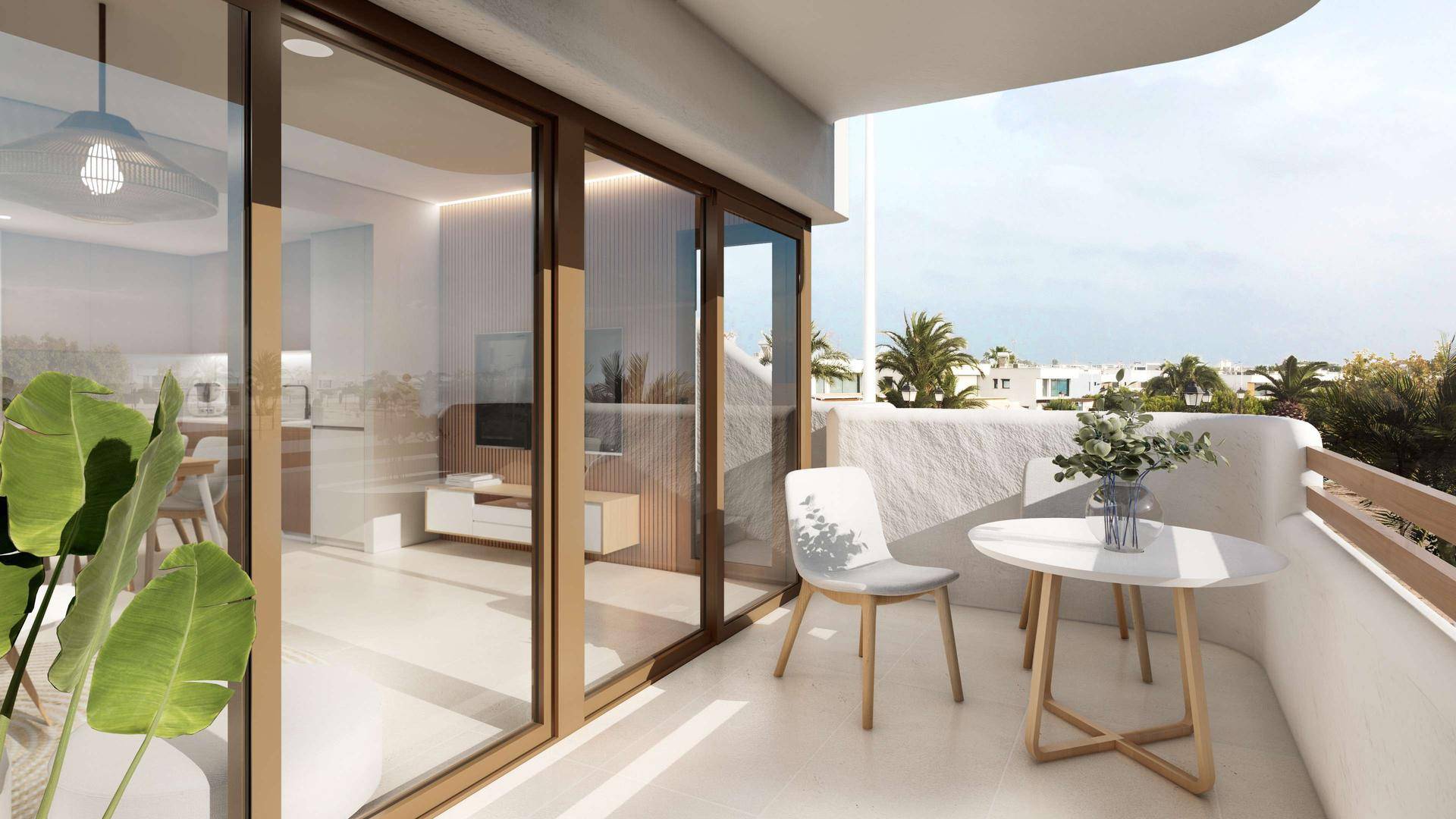 Heller Balkon mit Sitzgelegenheiten und Blick auf die Umgebung.