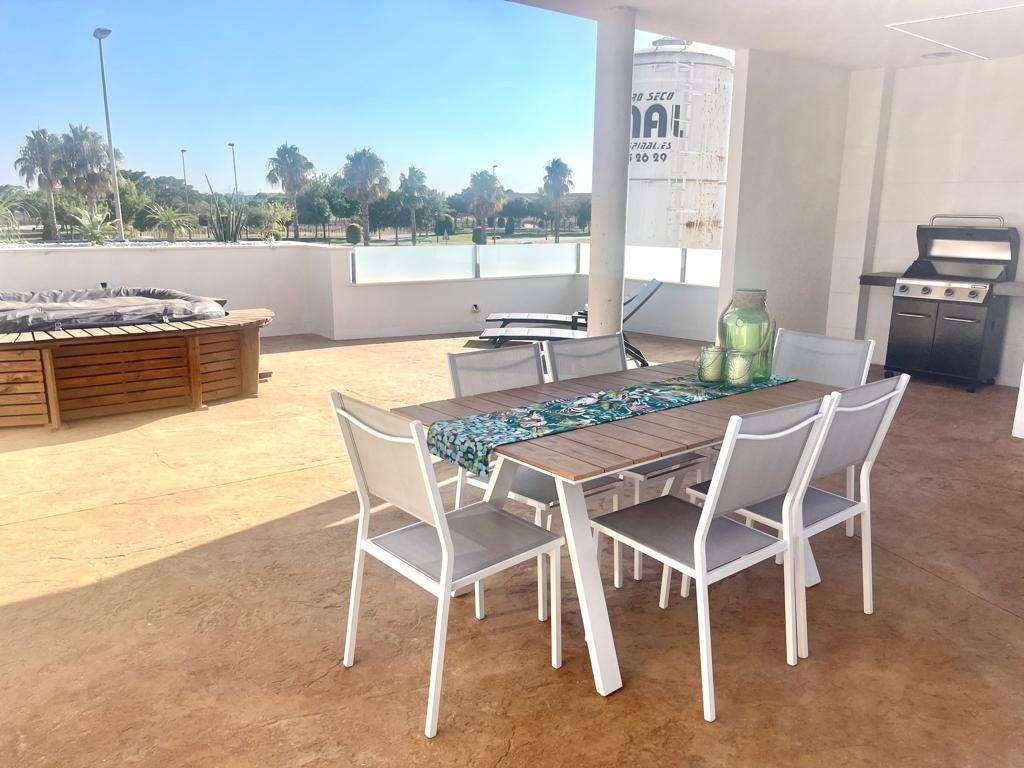 Sonnige Dachterrasse mit Essbereich, Whirlpool und Grillstation für entspannte Stunden.