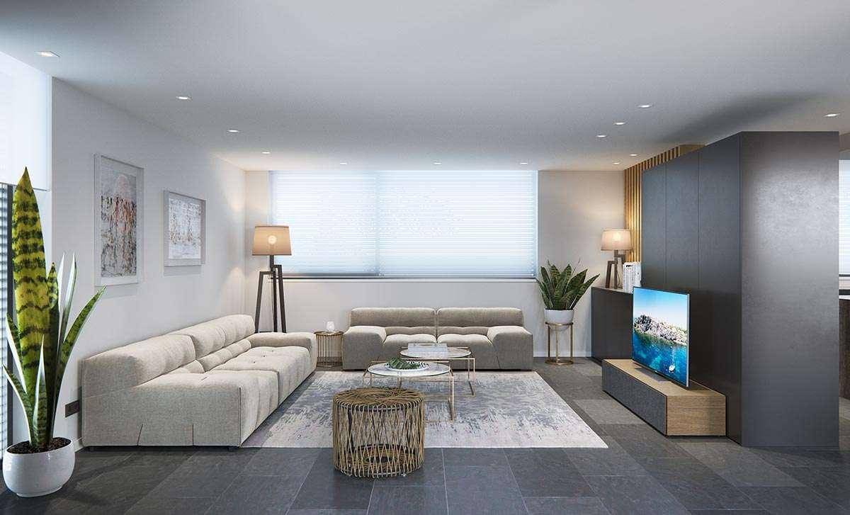 Geräumiges Wohnzimmer mit bequemen Sofas, modernem Teppich und indirekter Beleuchtung.