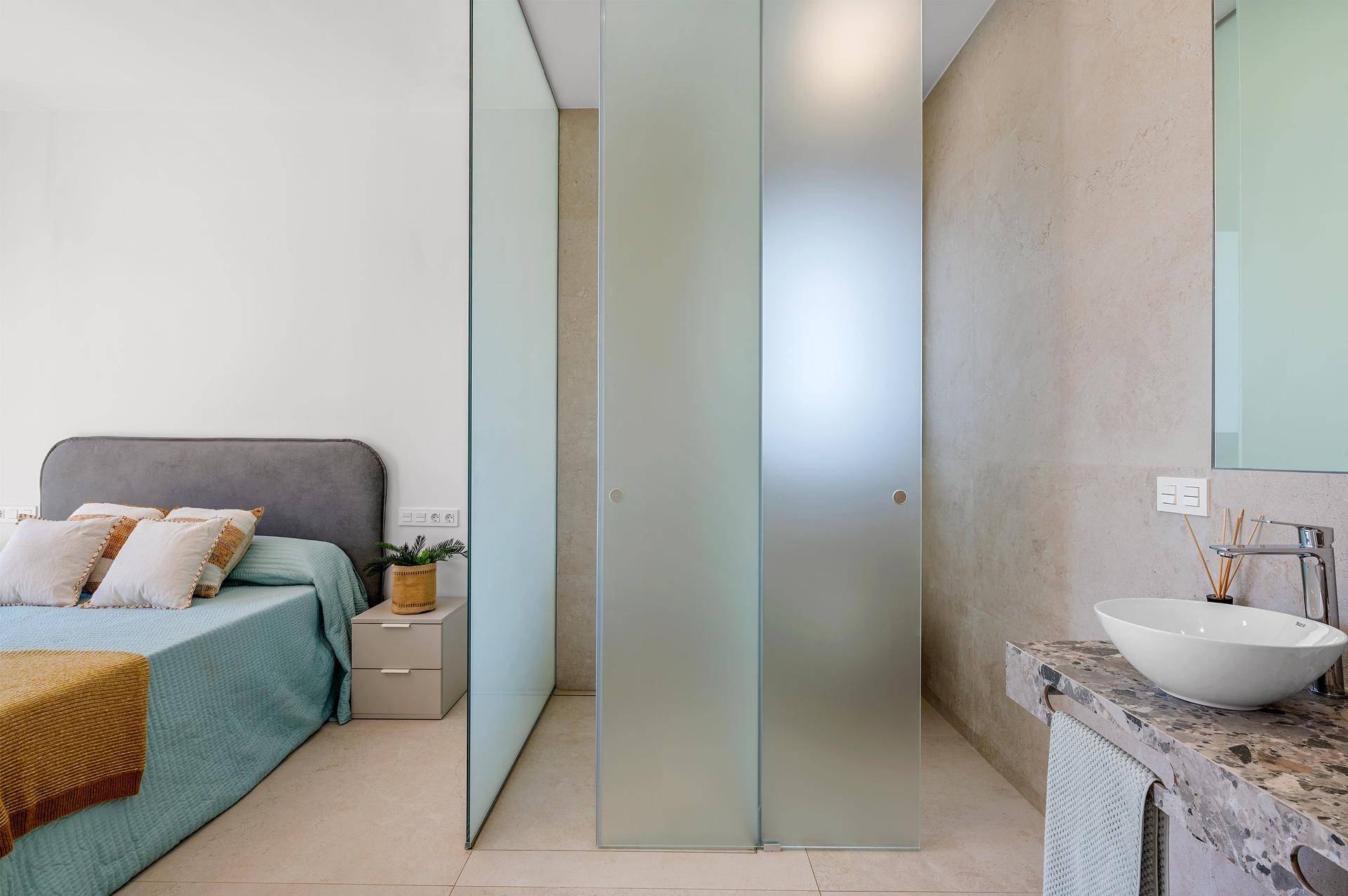 Modernes Badezimmer mit Doppelwaschbecken, großem Spiegel und eleganten Milchglasabtrennungen.
