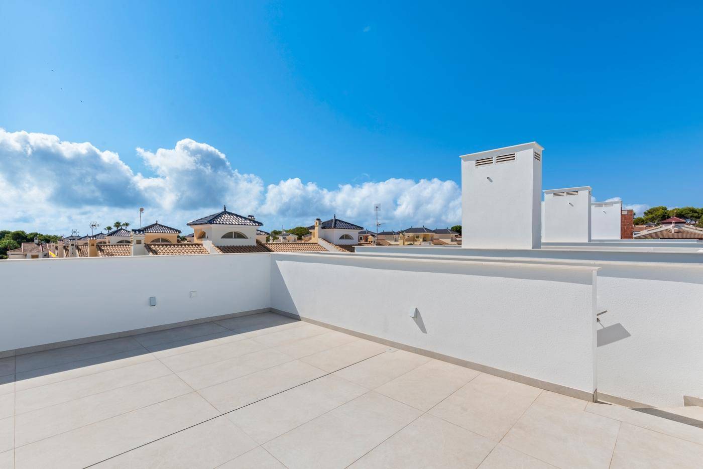 Weitläufige Dachterrasse mit Blick auf die Dächer der umliegenden Häuser.