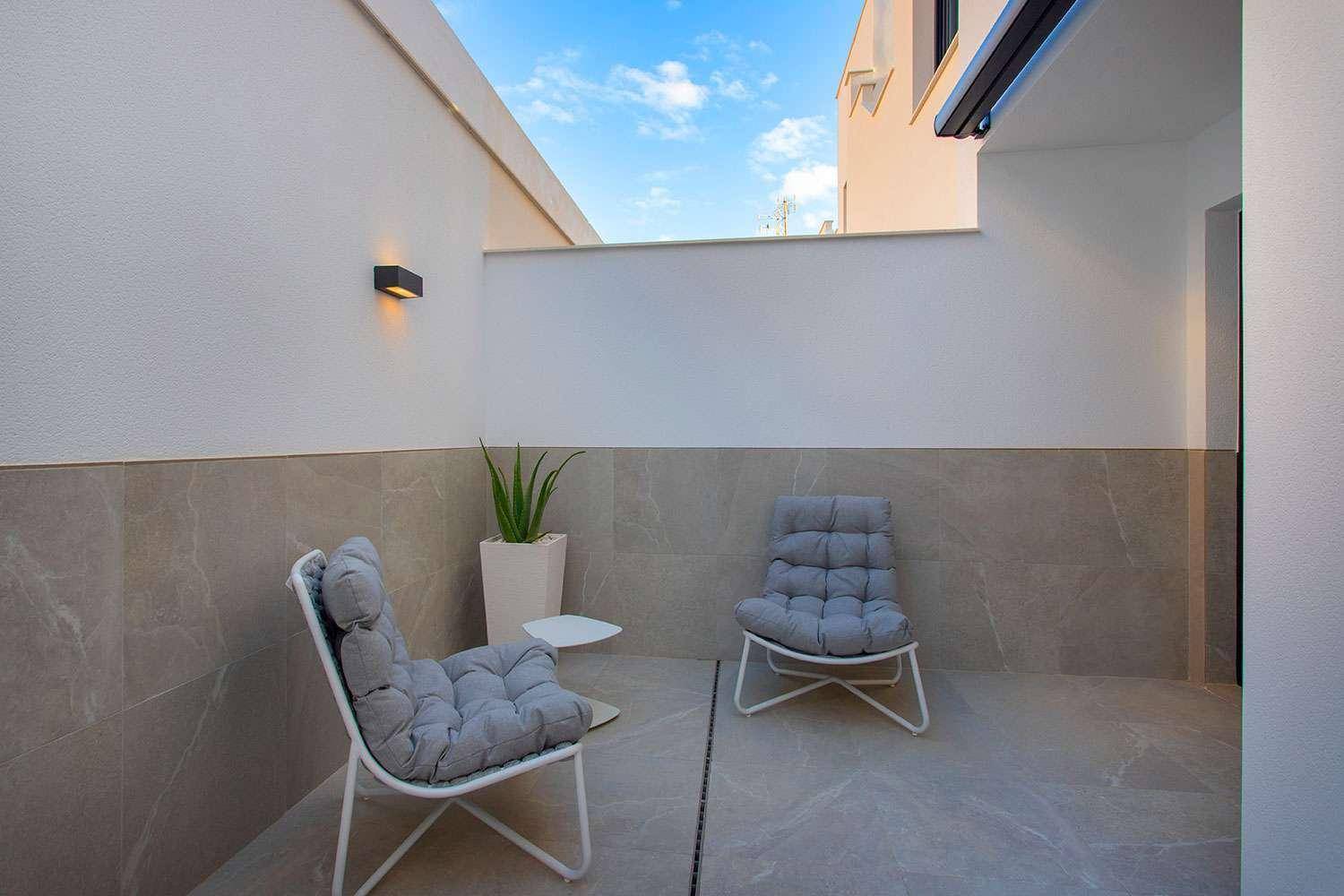 Kleiner, privater Terrassenbereich mit bequemen Sesseln und Pflanzen für entspannte Stunden im Freien.