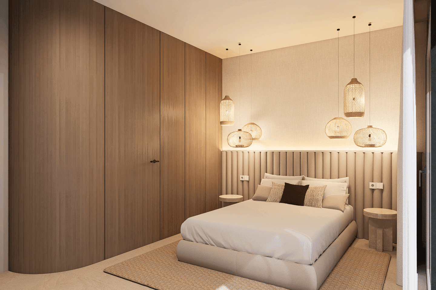 Helles Schlafzimmer mit bequemen Bett, Holzeinbauschränken und indirekter Beleuchtung hinter dem Kopfteil.