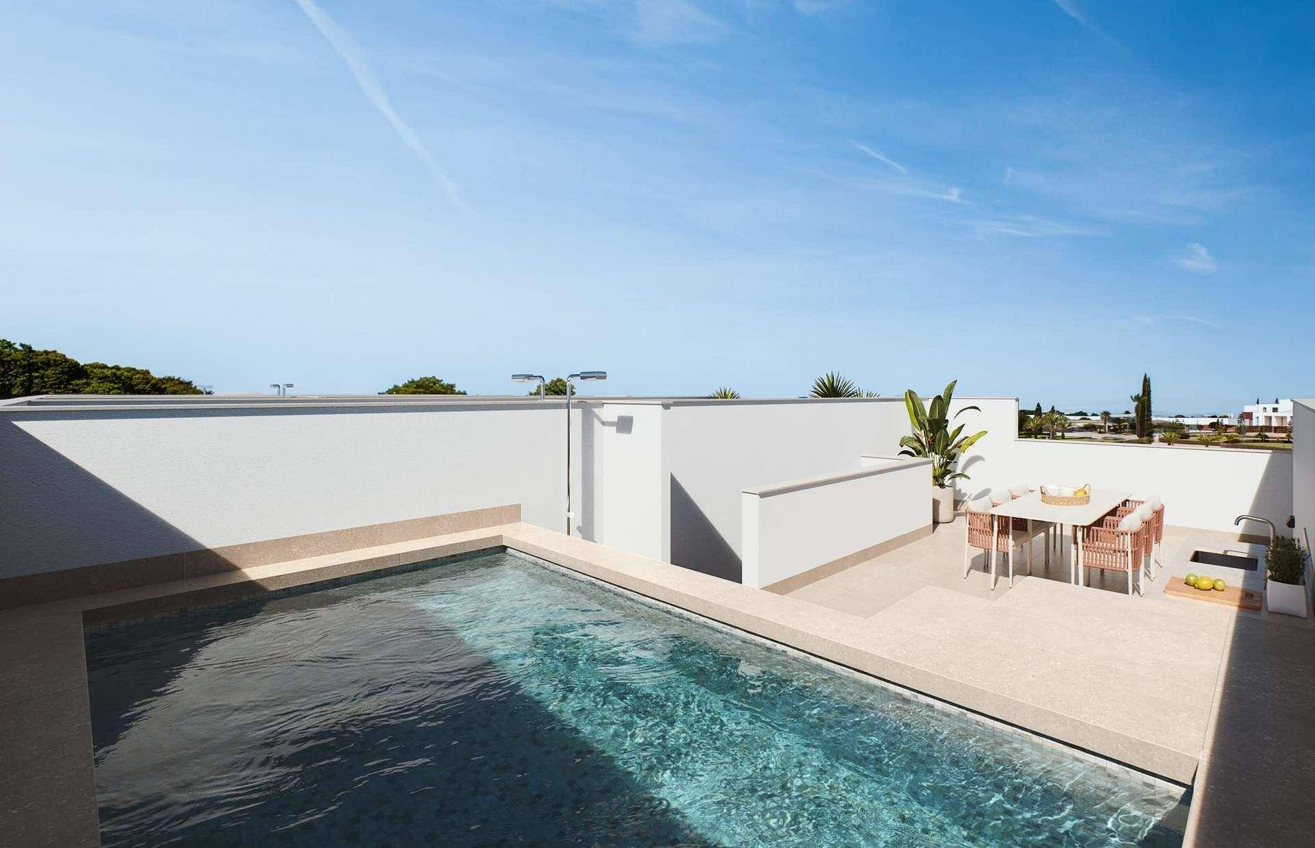 Geräumige Dachterrasse mit privatem Pool, Essbereich und weitem Blick unter blauem Himmel.