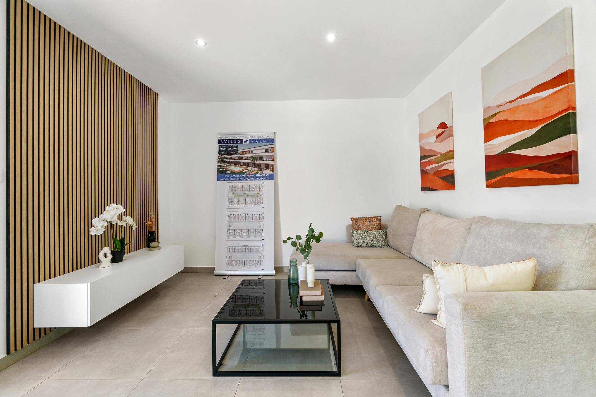 Heller Wohnbereich mit beigem Sofa, modernem Dekor und vertikalen Holzlamellen an der Wand.