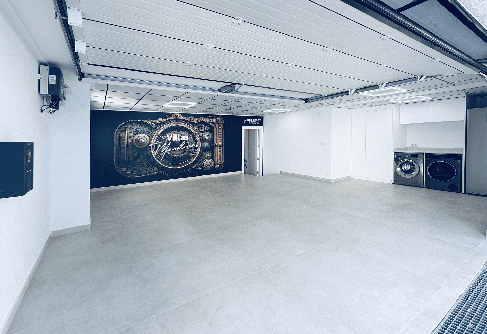 Geräumige Garage mit Waschmaschine, Trockner und viel Stauraum.