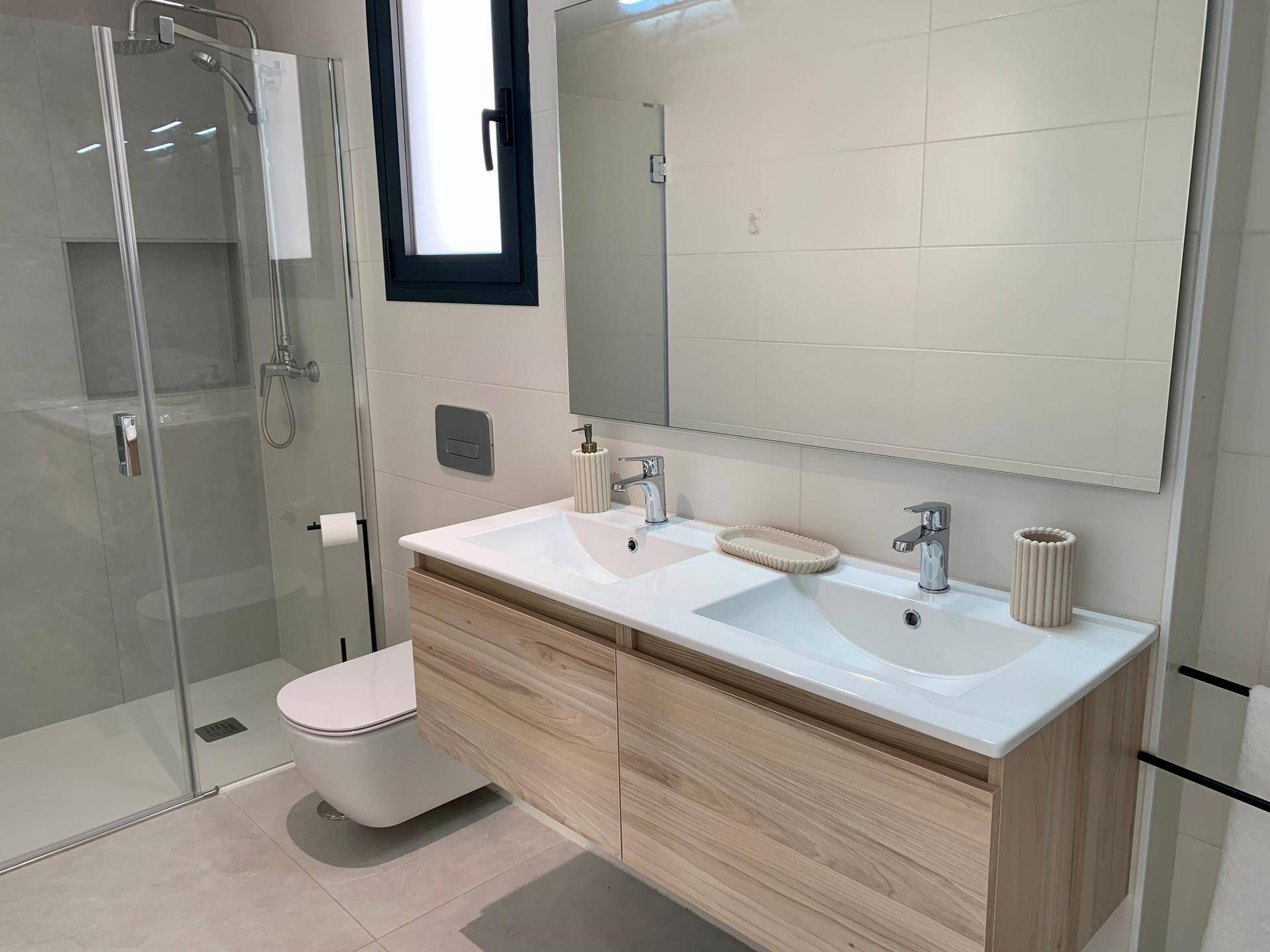 Upstairs master en-suite bathroom