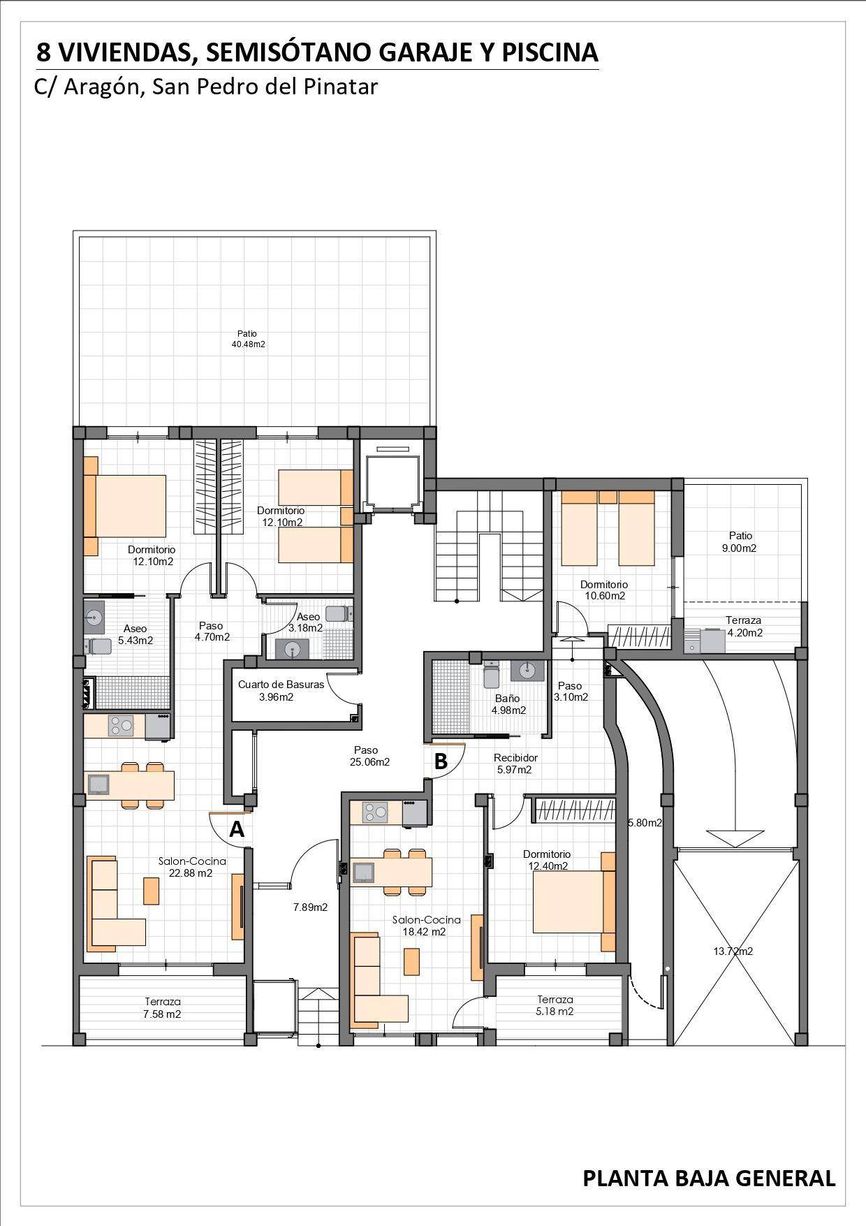 Grundriss des Erdgeschosses mit mehreren Wohnungen, Terrassen und einem Patio.