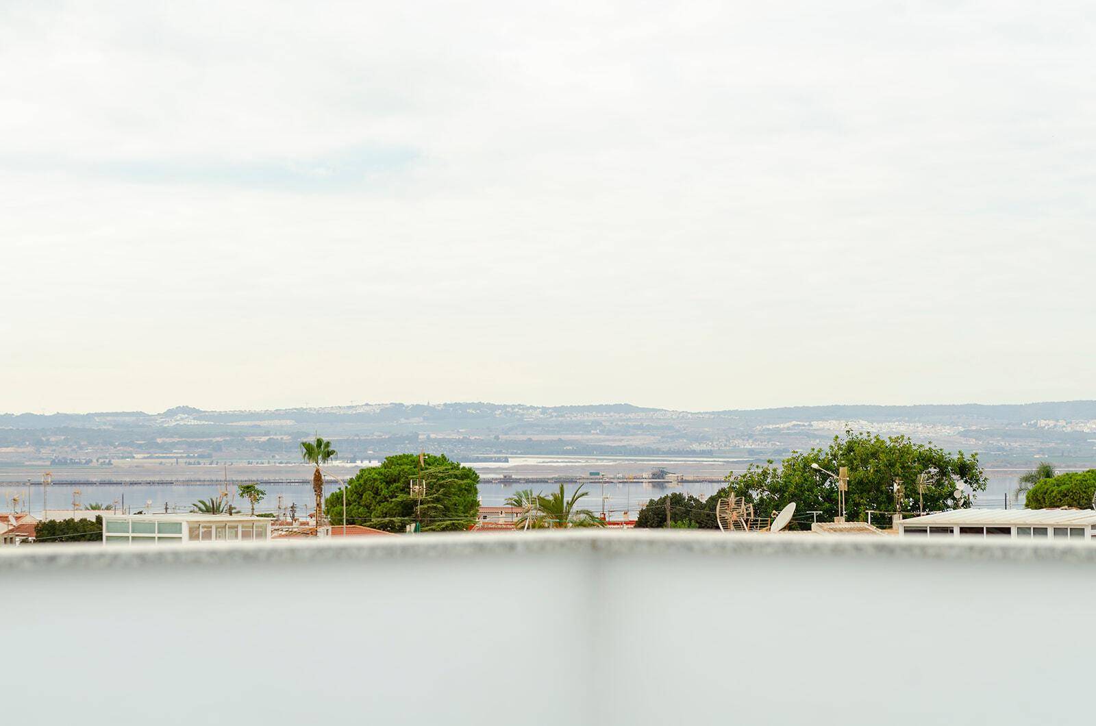 Weitläufiger Blick auf die Landschaft und das Meer von der Dachterrasse.