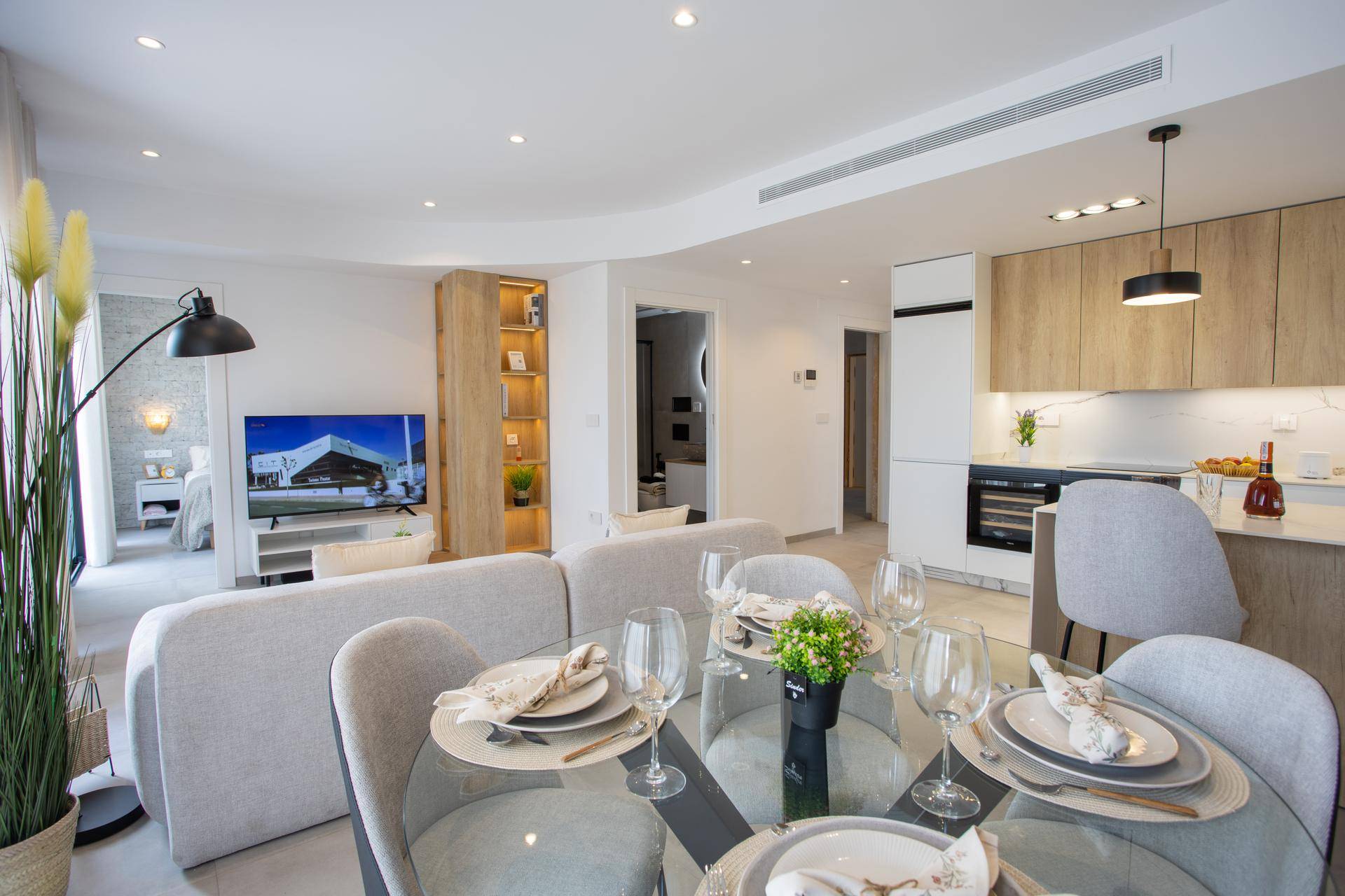 Helles, offenes Wohn-Esszimmer mit integrierter Küche, modernem Design und Esstisch.