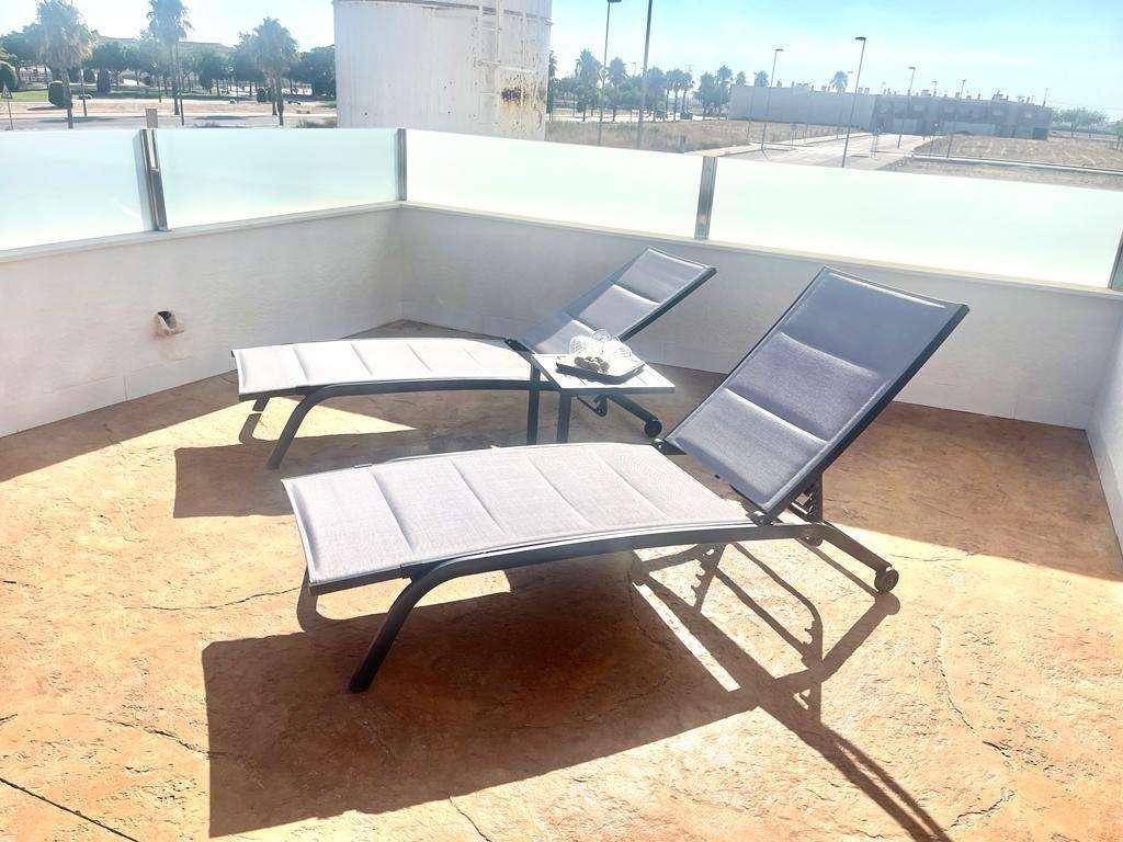 Sonnige Dachterrasse mit bequemen Sonnenliegen und weitem Blick in die Umgebung.