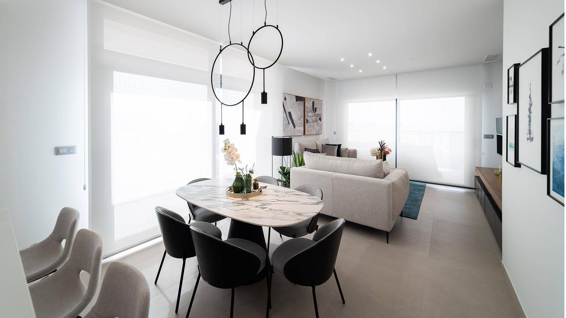 Offener Wohn- und Essbereich mit modernem Design, viel Licht und Meerblick.