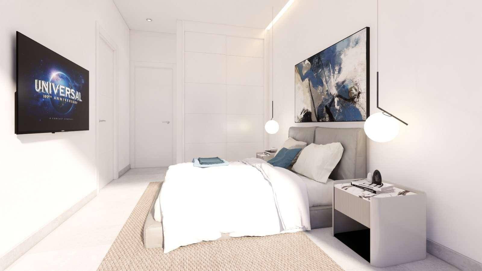 Geräumiges Schlafzimmer mit modernem Bett, stilvoller Beleuchtung und einem großen Wandfernseher.