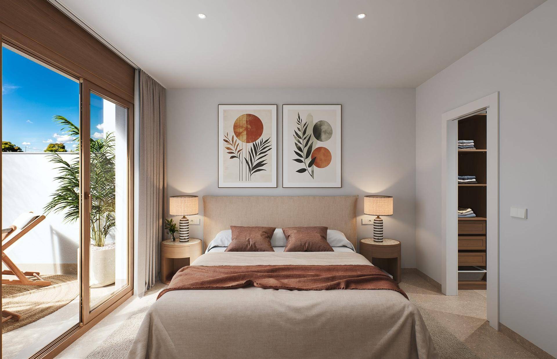 Helles Schlafzimmer mit Doppelbett, Nachttischen und großem Zugang zum Balkon.