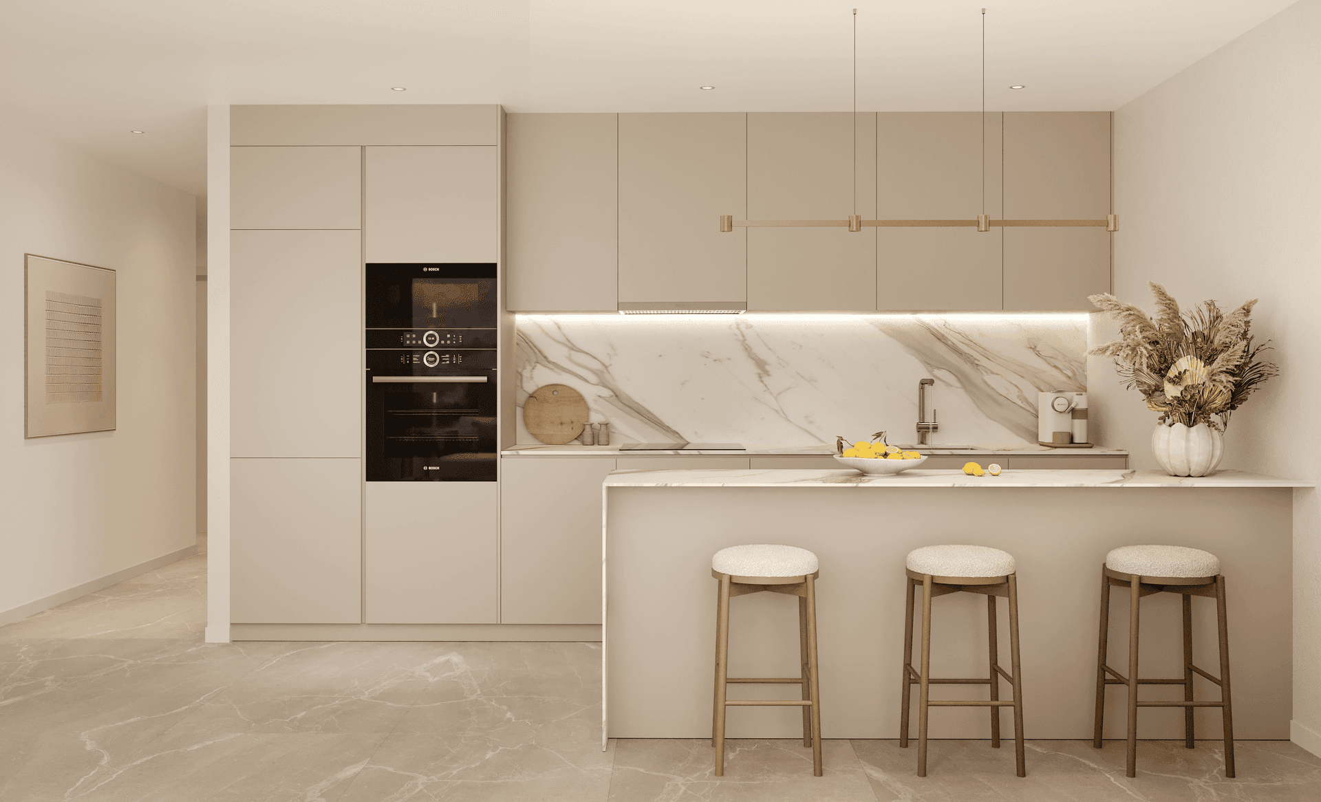 Moderne Küche mit hellen Schränken, Holzdetails, Marmor-Arbeitsplatte und integrierten Geräten.