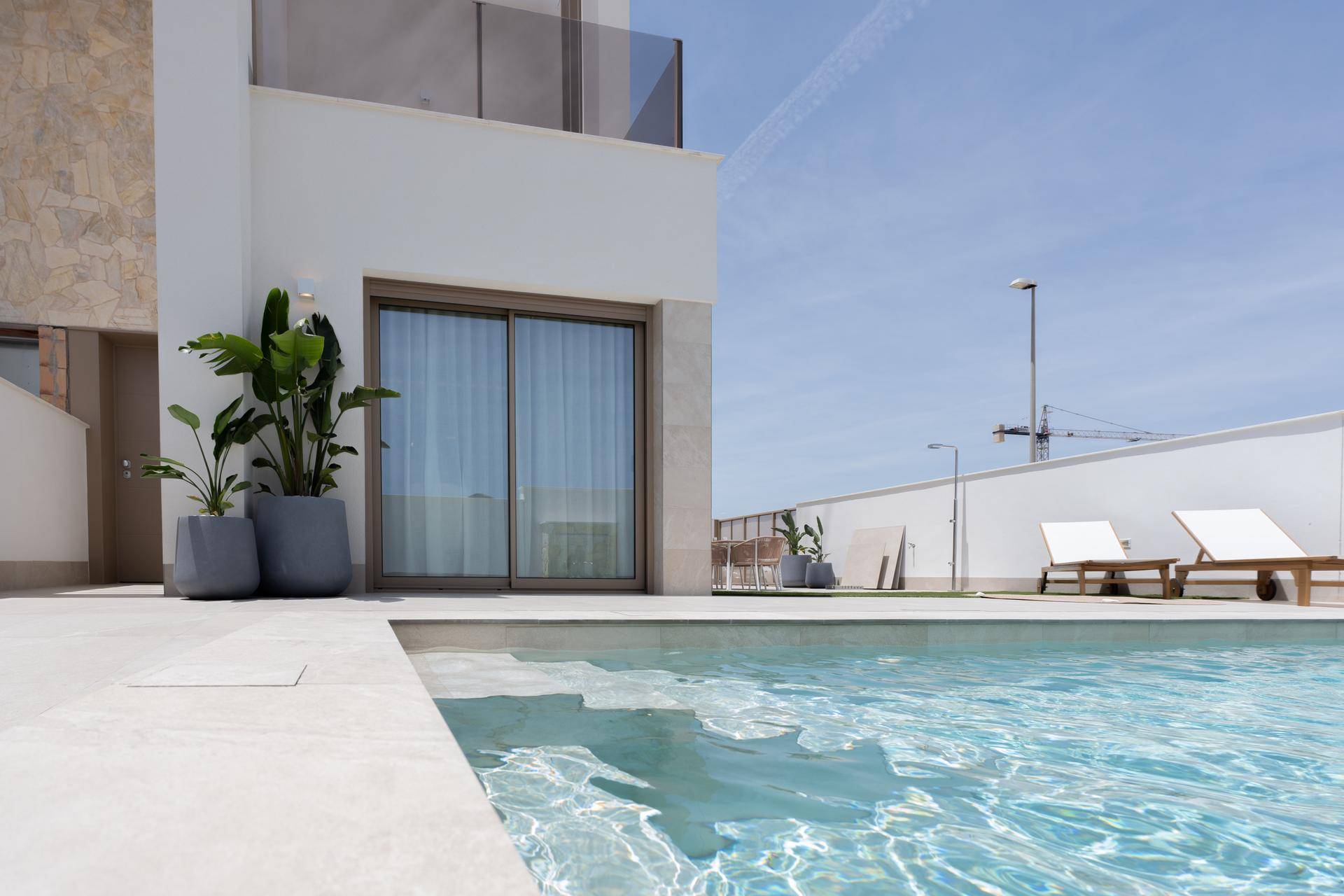 Moderne Villa mit privatem Pool, Sonnenterrasse und Blick auf die Umgebung.