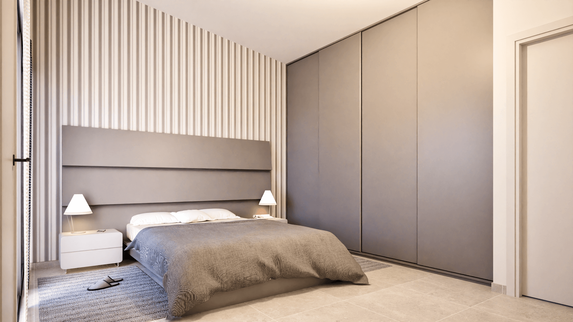 Schlafzimmer mit gestreifter Tapete, großem Bett und Einbauschränken.