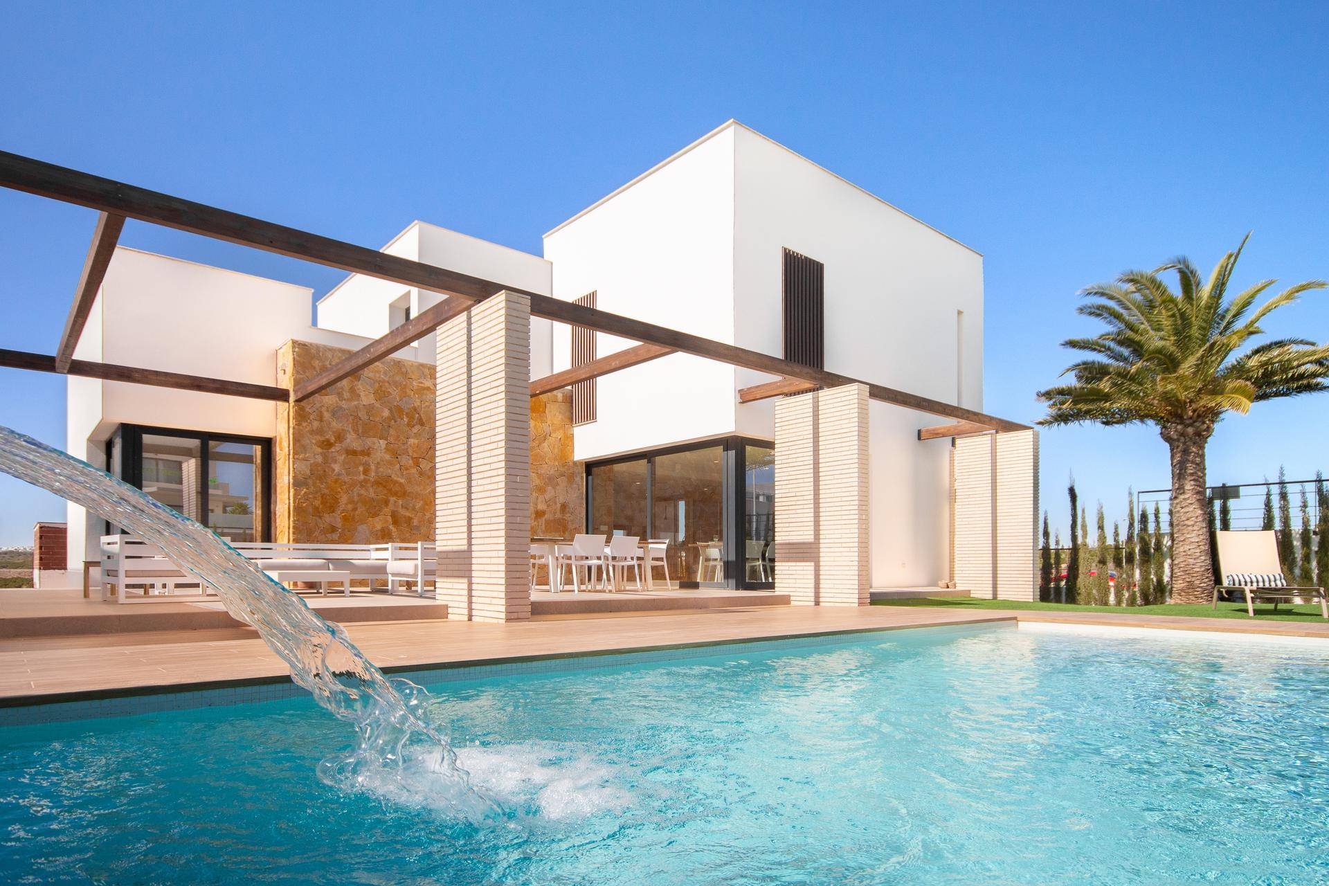 Elegante Villa mit privatem Pool, weitläufiger Holzterrasse und sonnigen Liegeflächen im gepflegten Garten.