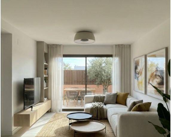 Gemütliches Wohnzimmer mit bequemer Couch, modernen Beistelltischen und Zugang zur Terrasse.