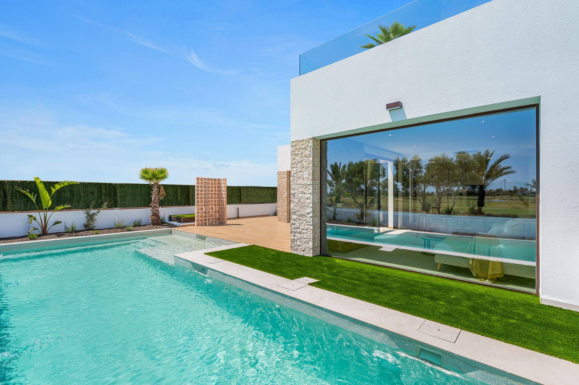 Elegante Villa mit privatem Pool, großen Glasfronten und Blick auf den angrenzenden Golfplatz.