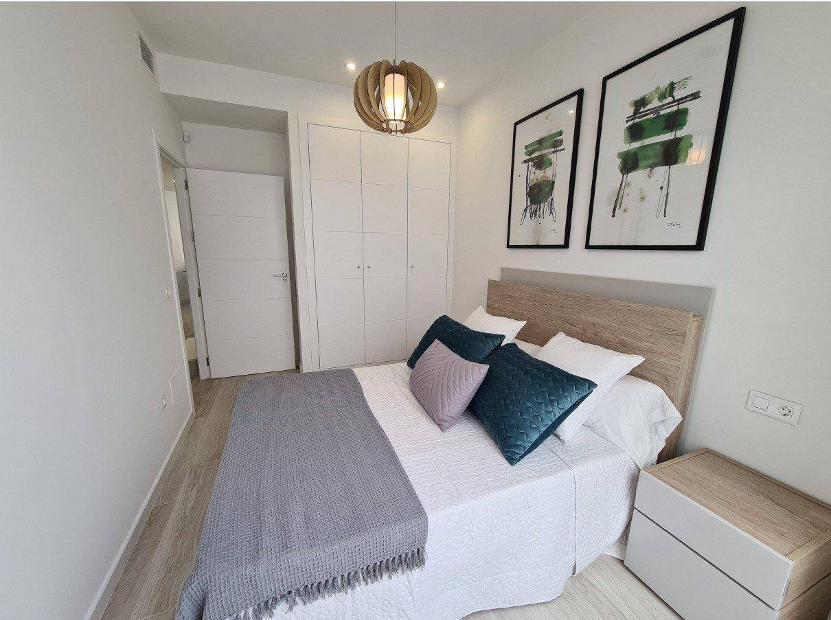 Gemütliches Schlafzimmer mit Doppelbett, Einbauschränken und modernem Design.