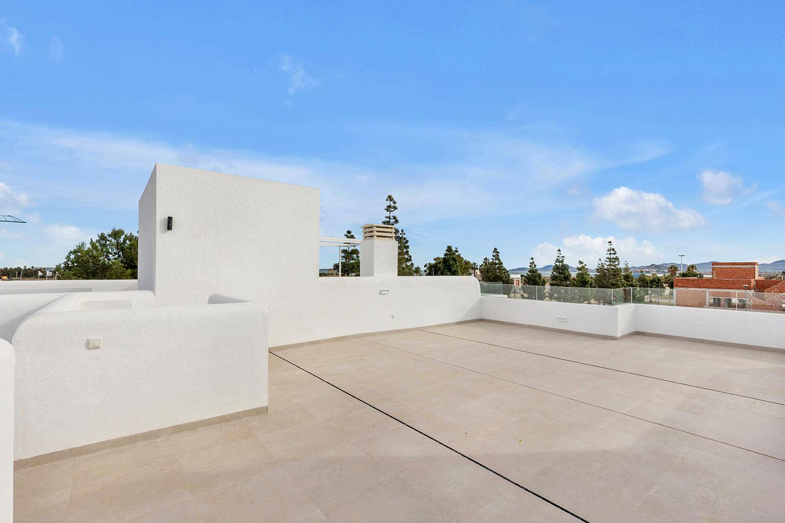 Große, unmöblierte Dachterrasse mit weitem Blick und viel Potenzial zur Gestaltung.