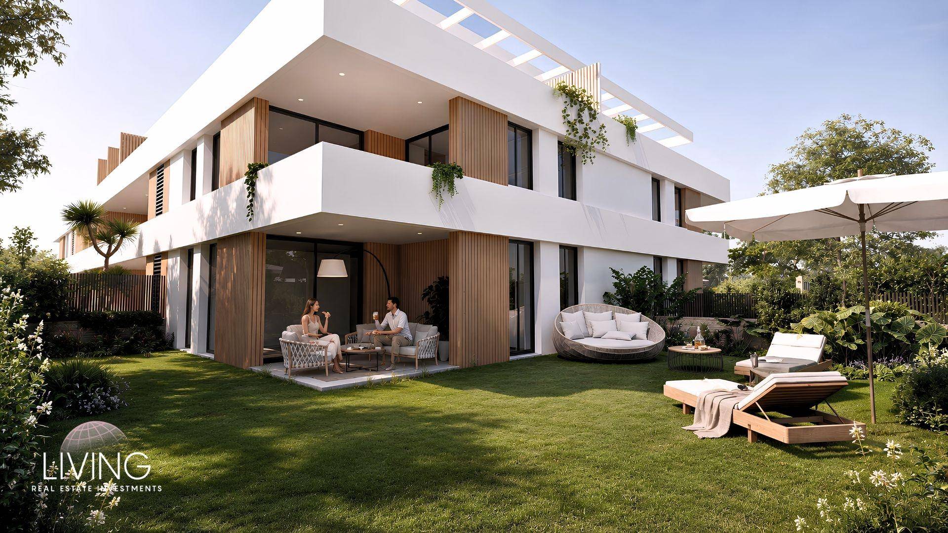 Sonniger Gartenbereich mit bequemen Lounge-Möbeln und viel Grün, ideal zum Entspannen.