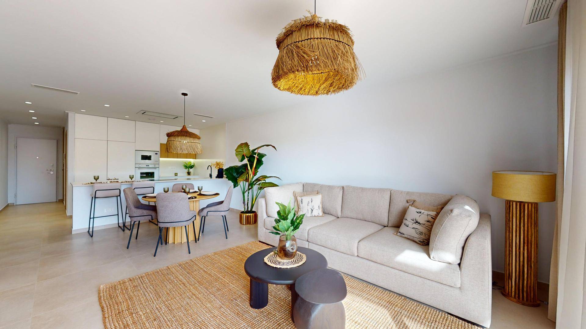 Geräumiger Wohn- und Essbereich mit offener Küche und modernem, hellem Interieur.