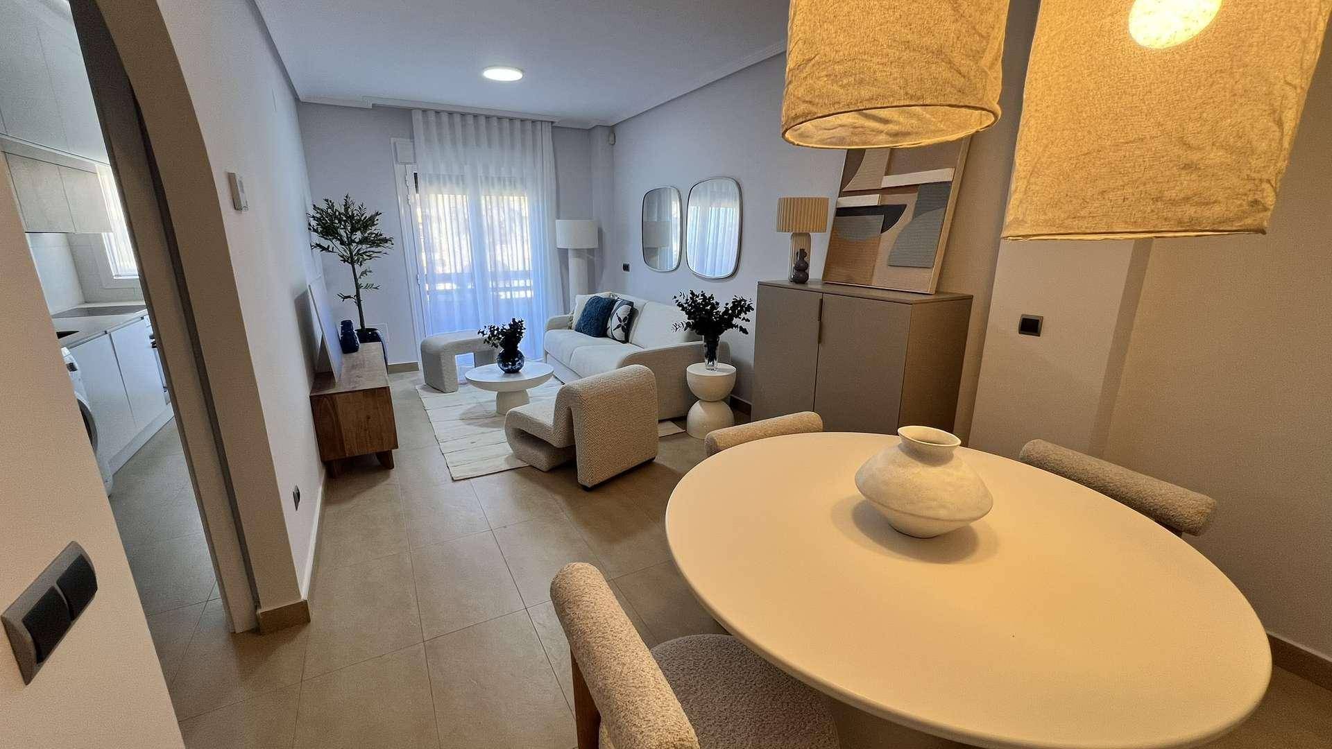Offener Wohn- und Essbereich mit modernem Esstisch, Sofa und stilvoller Dekoration.