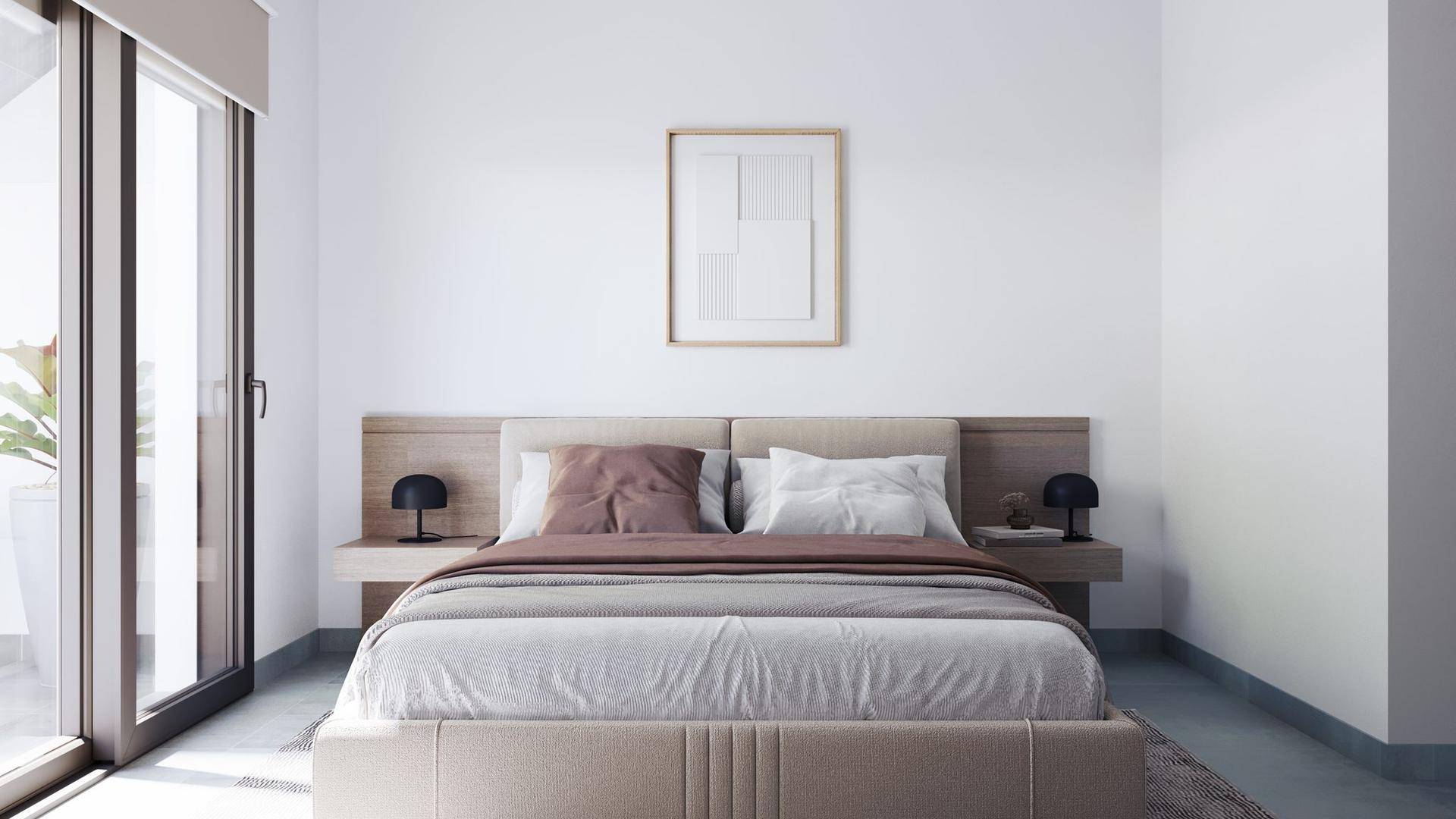Helles Schlafzimmer mit Doppelbett, Holzkopfteil und bodentiefen Fenstern zum Balkon.