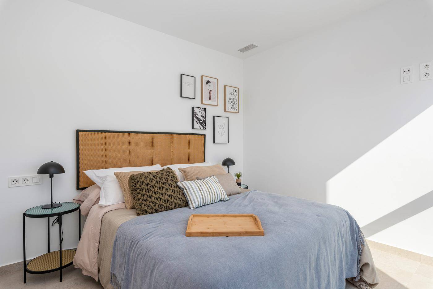 Modern eingerichtetes Schlafzimmer mit hellem Interieur und dekorativen Bildern.