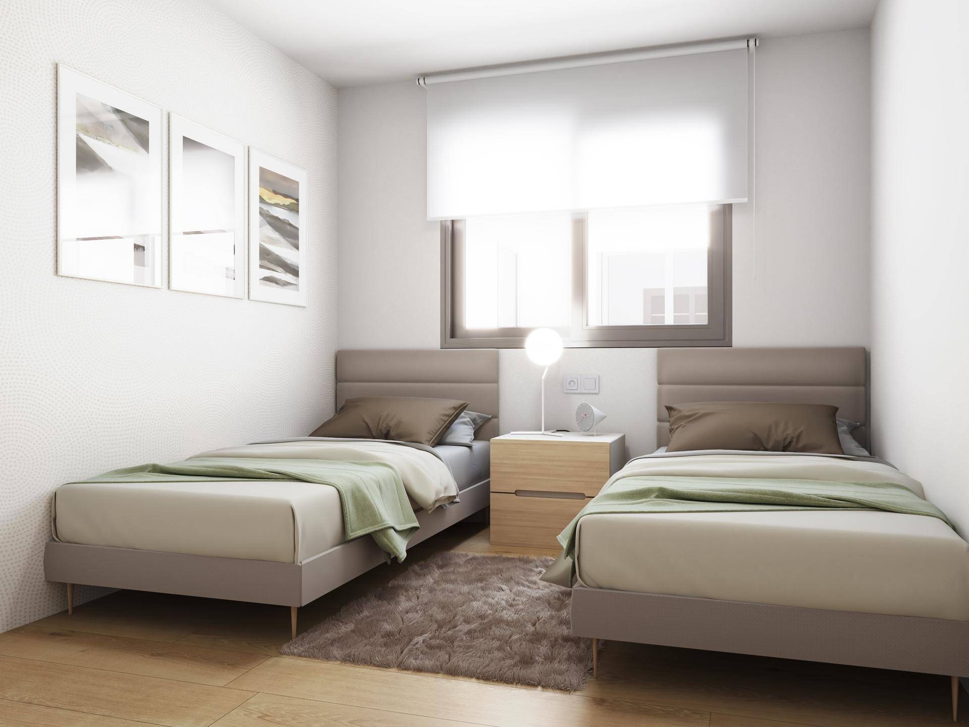 Helles Schlafzimmer mit zwei Einzelbetten, Holzboden und einem Fenster für natürliches Licht.
