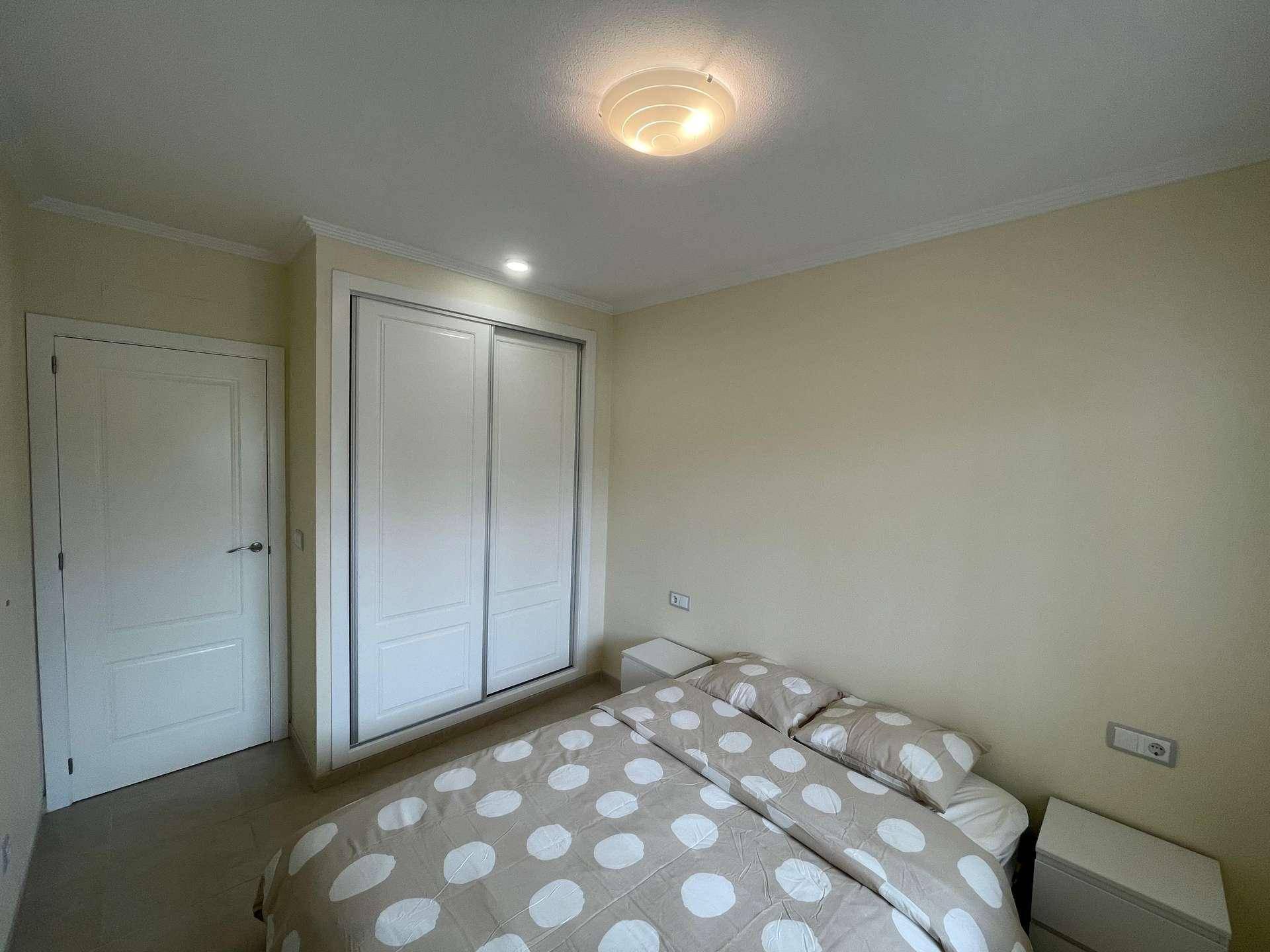 Gemütliches Schlafzimmer mit Doppelbett und praktischem Einbauschrank, hell und funktional.