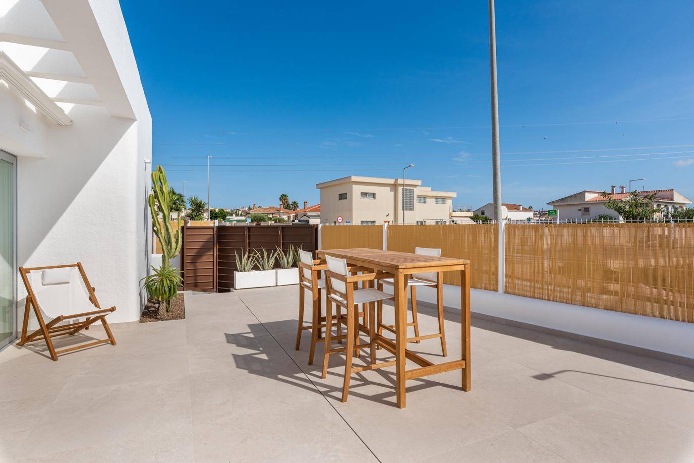 Geräumige Terrasse mit Essbereich im Freien und Blick auf die Umgebung.